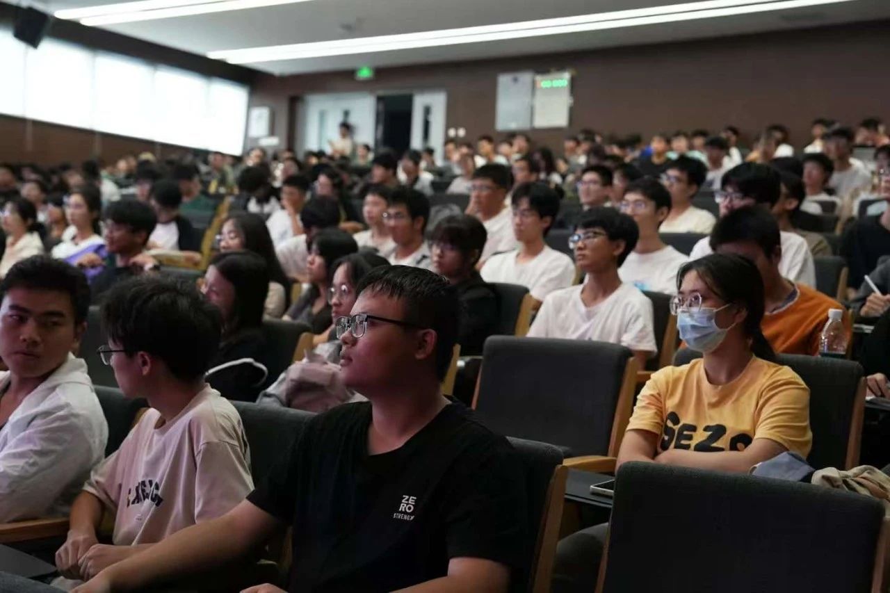 人们在看台上的人群中度可信度描述已自动生成